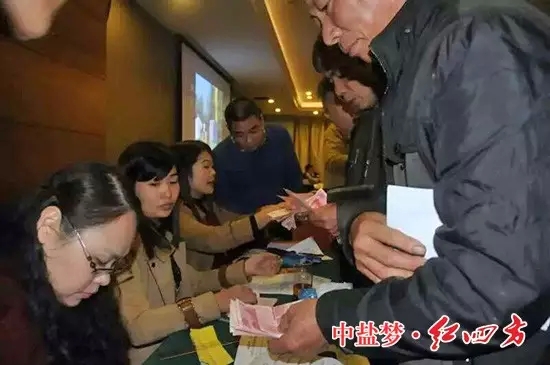 订肥抽奖活动把整场会议气氛推向了高潮，大家积极踊跃、你争我敢，现场成交订货量较去年同期增长了3倍多，销量取得重大突破。